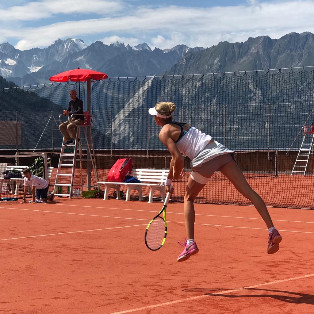 Joueuse de tennis qui vient de servir