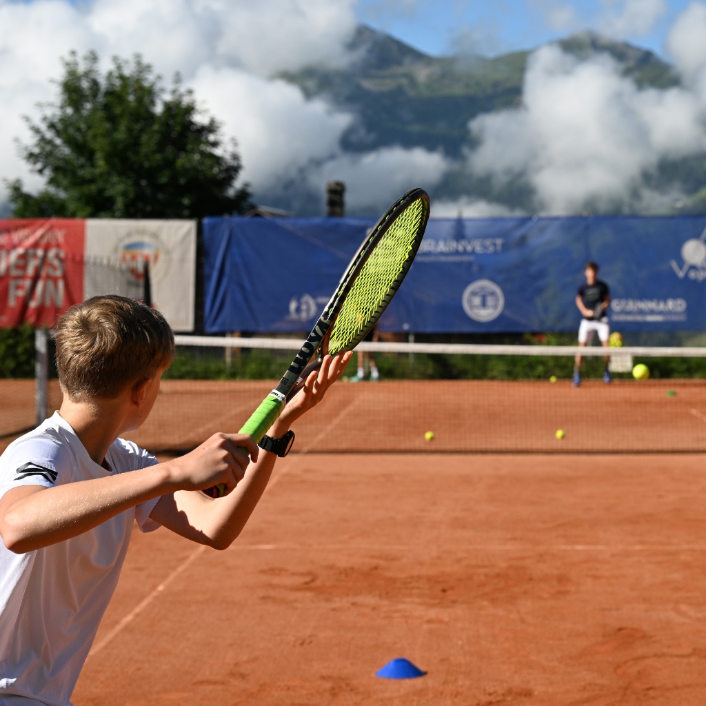 un joueur de tennis se prépare à recevoir la balle